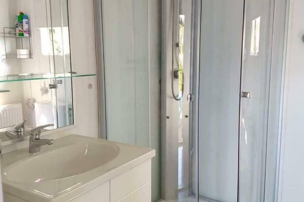 Comfortable Chalet with spacious terrace and (play) garden facing south. in IJssel