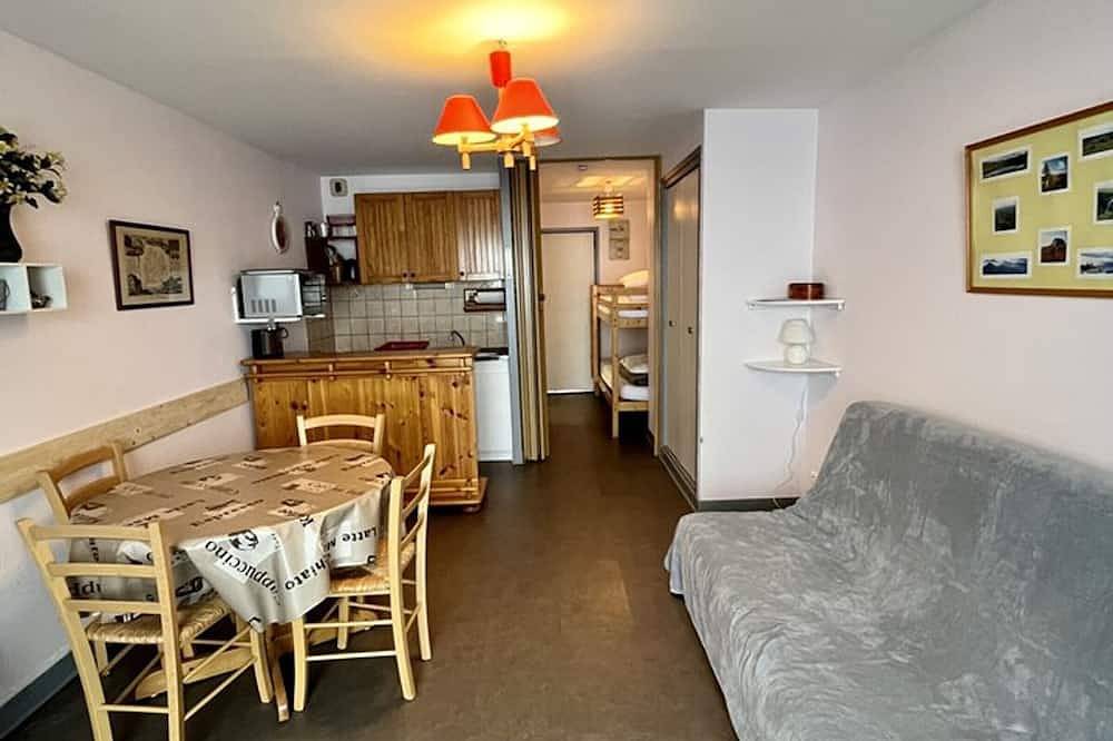Entire apartment, Cozy Studio with South-Facing Terrace, Close to Amenities, Ski Lifts, and Skating Rink in Le Lioran, Laveissière