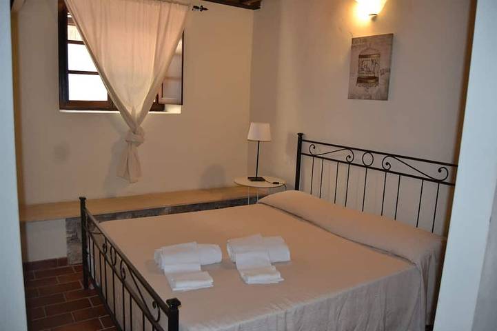 Appartamento intero, Trilocale con Balcone in Borgo Medievale con piscina,tennis, vicino al mare in Campiglia Marittima, Costa degli Etruschi