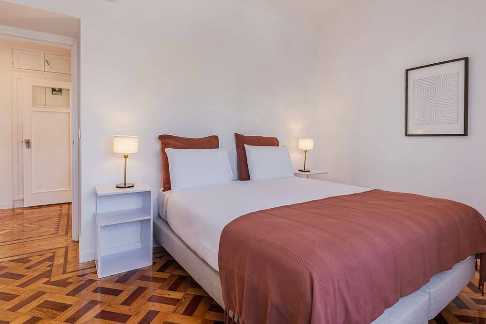 Entire apartment, Stunning 3Bdr Flat w/ Balcony & Ac by Lovelystay in Cascais e Estoril, Costa de Lisboa