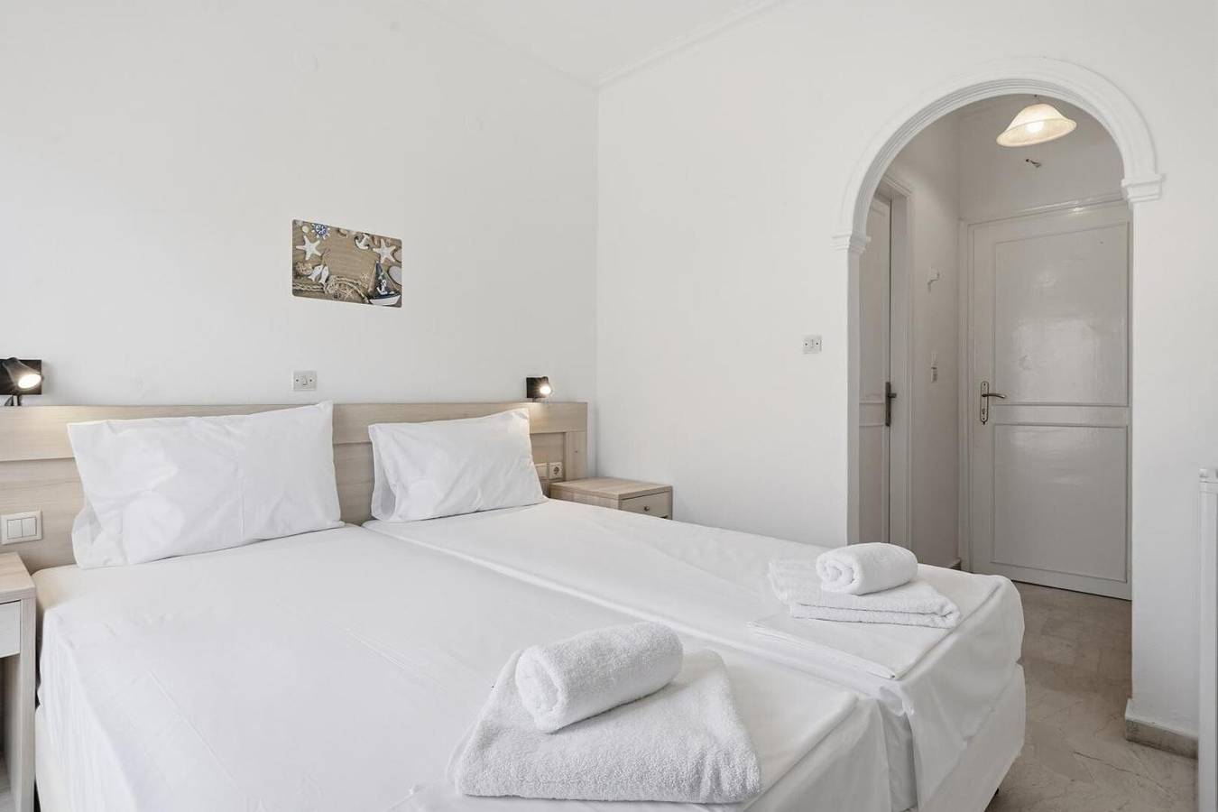 Bed & Breakfast 'The Kavos Sandy Inn – Tweepersoonskamer' met gedeeld zwembad, wifi en airco in Kavos, Corfu