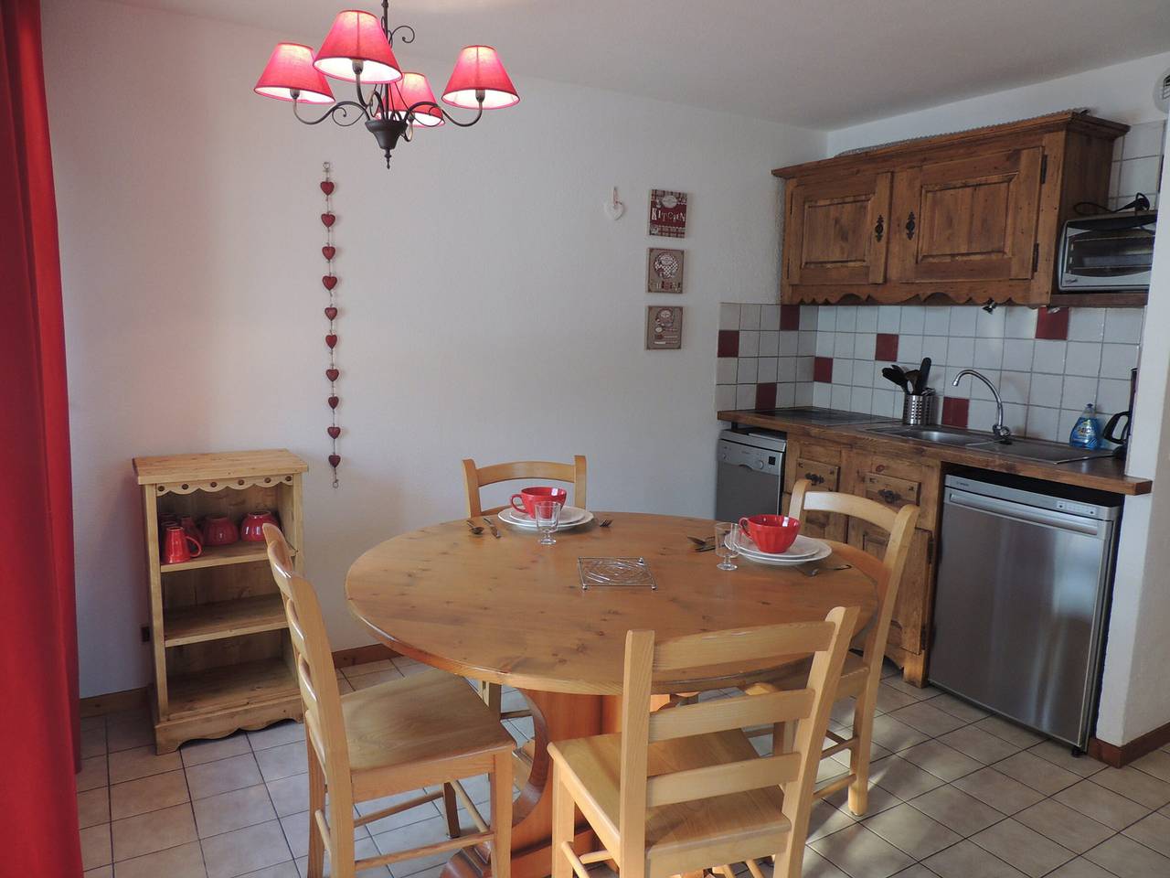 Ganze Wohnung, Gemütliche 3-Zimmer Ferienwohnung, 2*, nahe Zentrum, 50m von den Pisten, Süd-Ost Lage in Les Gets, Les Portes du Soleil