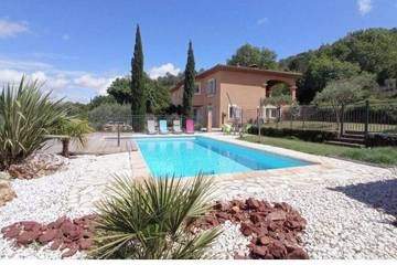 Location de vacances pour 5 personnes, avec terrasse et jardin à Brignoles
