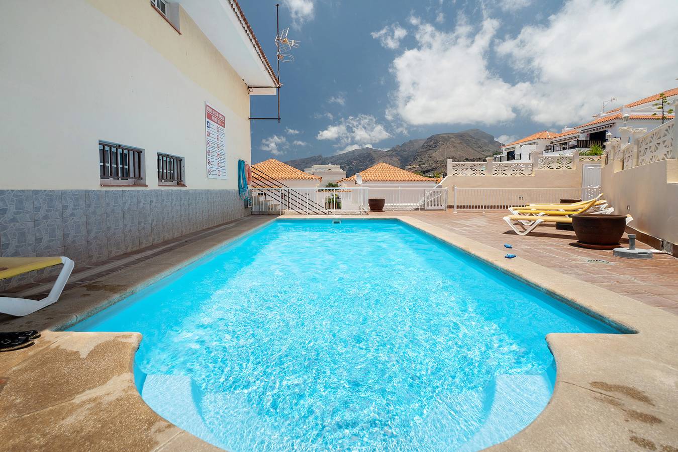 Apartamento entero, Vacaciones 'Ocean Sun' con vistas al mar, piscina compartida y Wi-Fi in Puerto de Santiago, Santiago del Teide