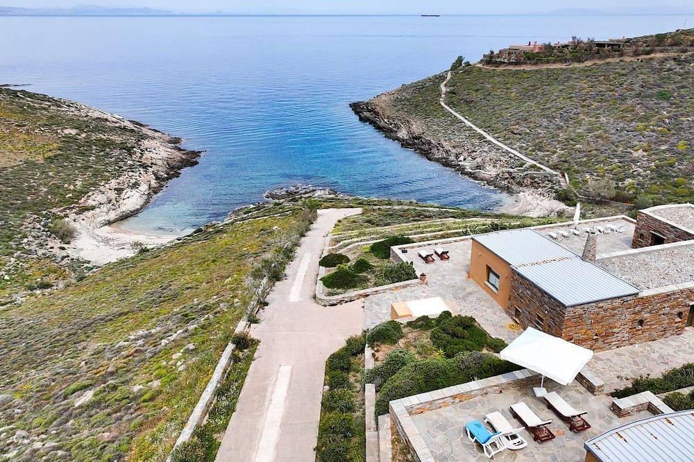 Villa Lena:Beachfront Villa 70 m to sandy isolated Beaches C/spa outdoor jacuzzi in Kea