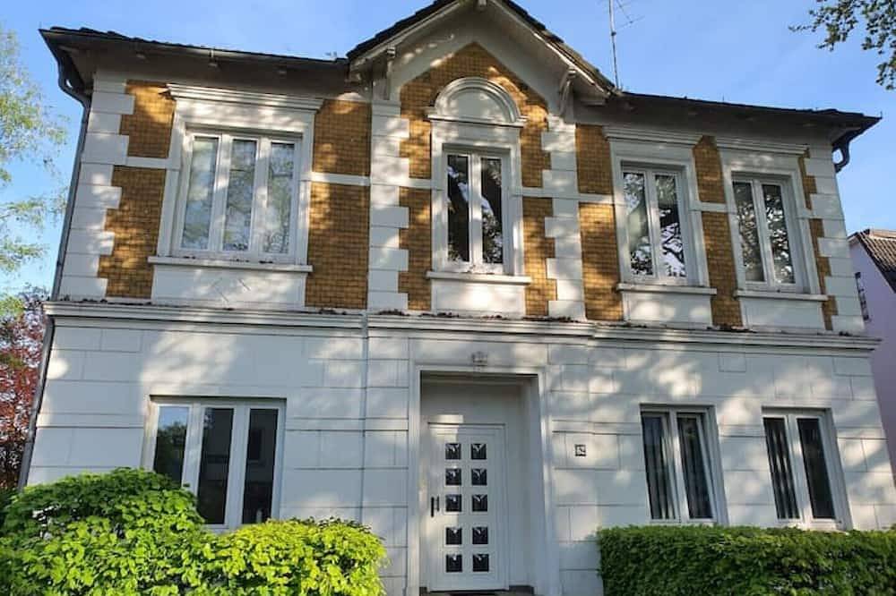 Entire apartment, Living in the Mayor‘s Mansion in Hamburg Schnelsen, Hamburg