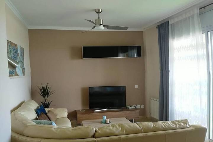 Apartamento para 5 personas, con Terraza y Jardín además de Piscina y Vistas en Cubellas
