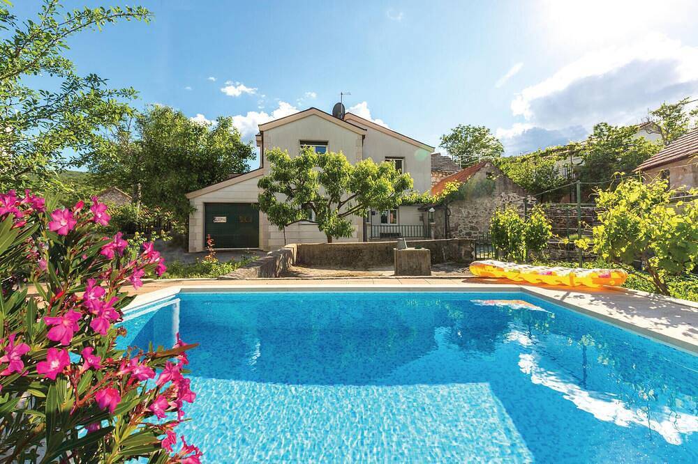 Gorgeous home in Slivno with Wifi in Makarska Riviera