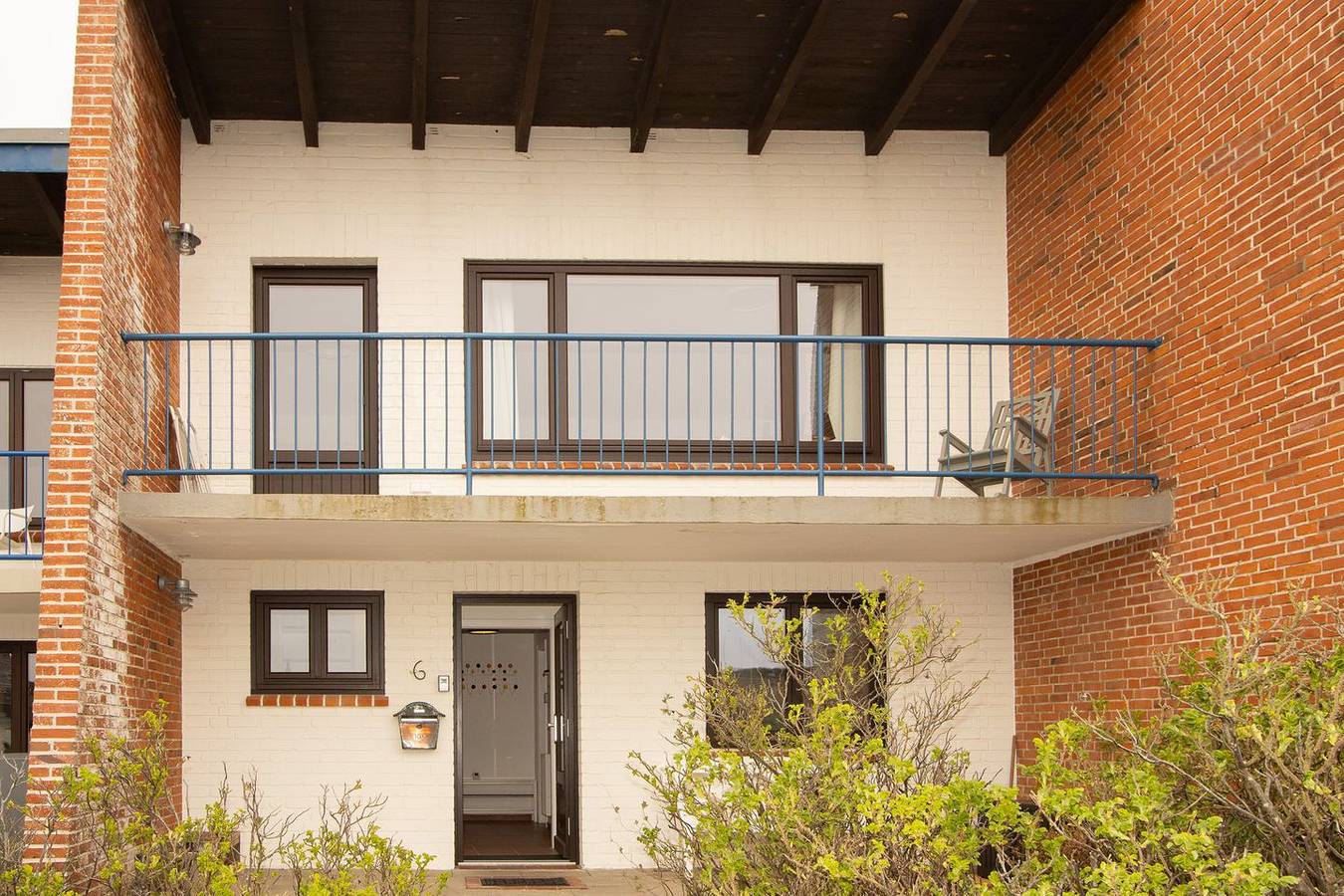 Ganze Wohnung, Haus Süderoog in Hörnum bietet auf 80 m² Platz für bis zu 4 Personen mit 2 Schlafzimmern und 1 Badezimmer. Eine Küche mit Spülmaschine, Backofen und Wlan steht bereit. Balkon und Terrasse laden zum Entspannen ein. Privatparkplatz für 1 Auto ist vorhanden und kostenlos; ein Auto ist nicht notwendig. Nichtraucherfreundlich, mit Waschmaschine zur Eigennutzung. in Hörnum, Sylt