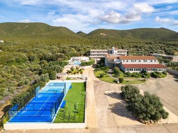 Hôtel pour 3 personnes, avec piscine ainsi que bassin pour enfant et jardin, adapté aux familles à Sant'Anna Arresi