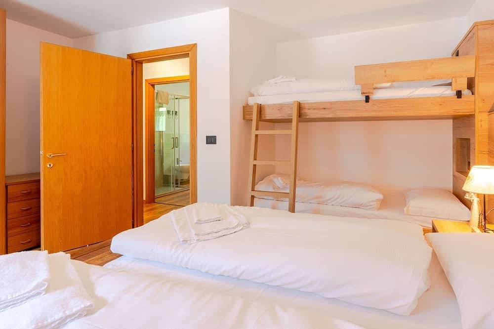 Appartamento intero, Accogliente appartamento per 6 ospiti con Wifi, Tv, patio e animali ammessi in Penia, Canazei