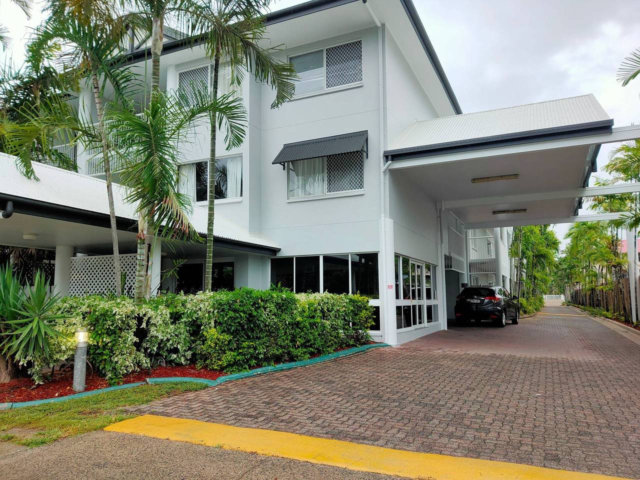 Entire apartment, 2 Bedroom Condo "w" Pool entrance off your balcony in Cairns North, Cairns