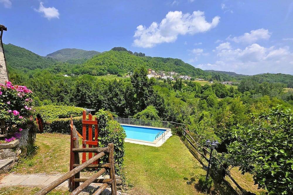 Traditional style stone cottage with private pool in Villa Collemandina, Garfagnana