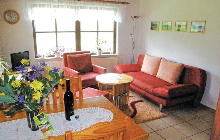 Modernes Apartment mit Parkplatz, Terrasse und TV in Ankershagen, Müritz