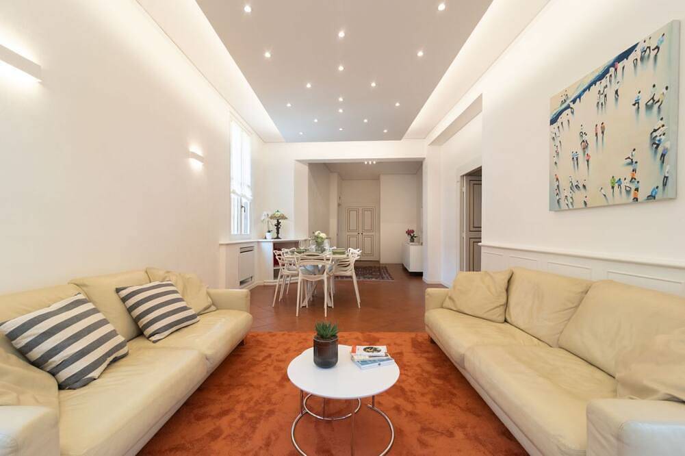 Ganze Wohnung, Guesthost - Elegant apartment of 193 sqm located on the first floor of a vintage building with elevator (5 steps to access), able to accommodate up to 7 people.The accommodation is located near the city center of Mantua, in just 15 minutes walk you can r in Mantua, Mantua Provinz
