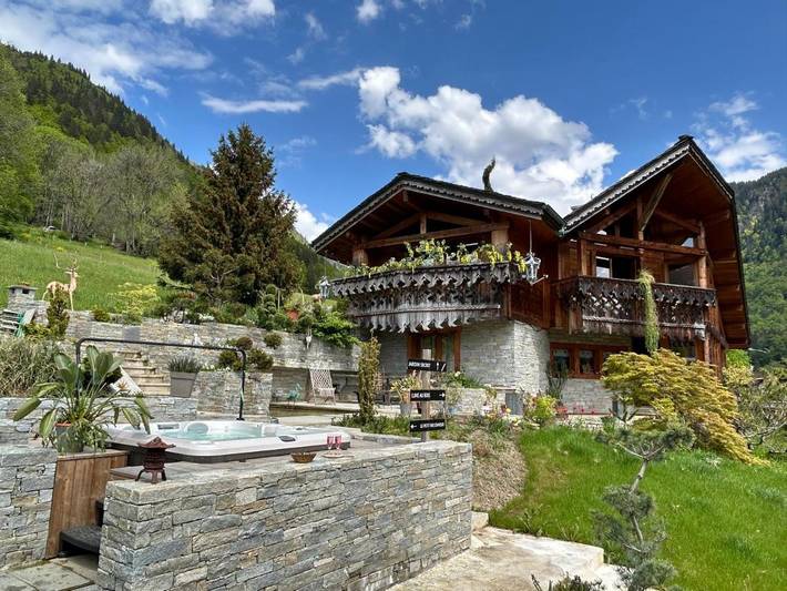 Gîte pour 2 personnes, avec Jacuzzi et Terrasse ainsi que Jardin et Vue