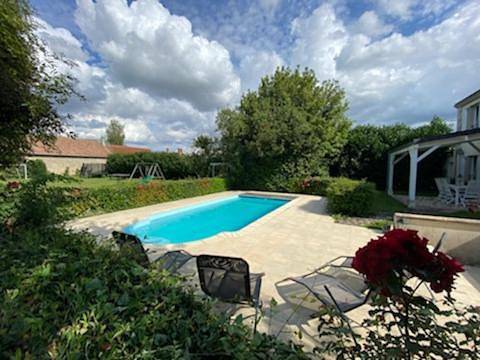 Maison chaleureuse avec piscine et aire de jeux in Tramery, Marne