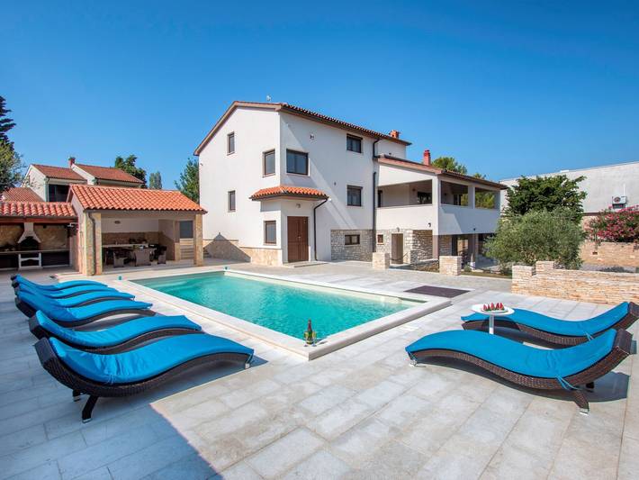 Ferienhaus für 10 Personen, mit Garten und Terrasse in Premantura