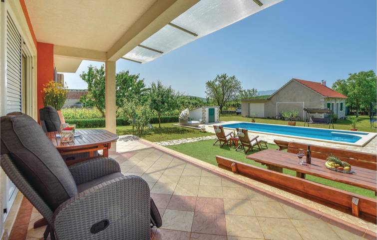 Gemütliche 2-Zimmer-Wohnung mit Pool, Terrasse und WLAN in der Nähe des Zentrums von Sušci in Dalmatinisches Zagora