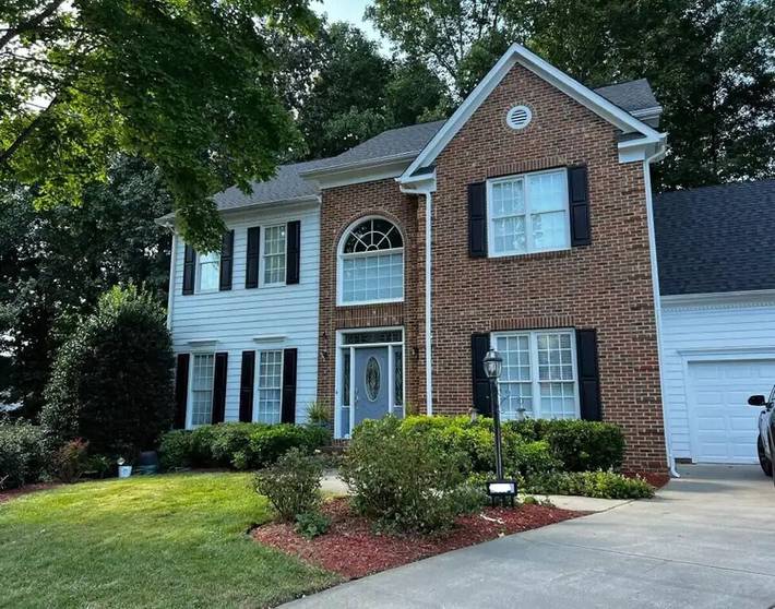 Vacation rental for 16 people, with terrace and hot tub as well as yard in High Point