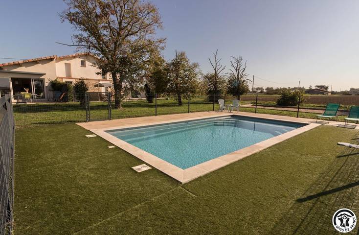 Gîte pour 4 personnes, avec Terrasse ainsi que Jardin et Piscine à Merville