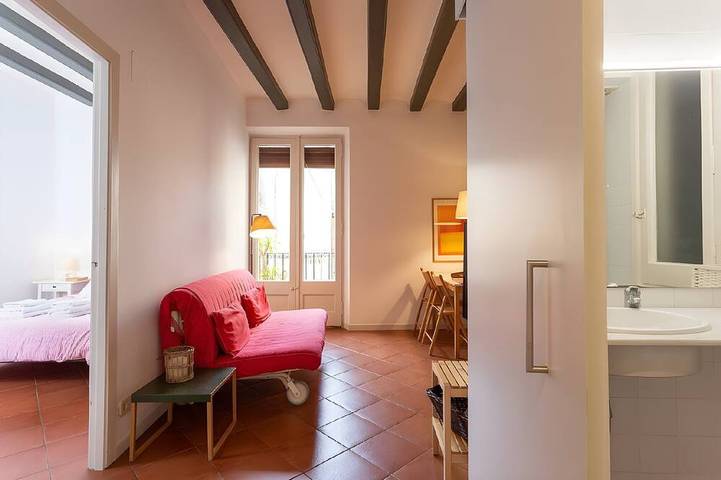 Entire apartment, Tranquil & Cozy with balcony! Plaça Catalunya. Ri. in Barcelona Centre, Barcelona