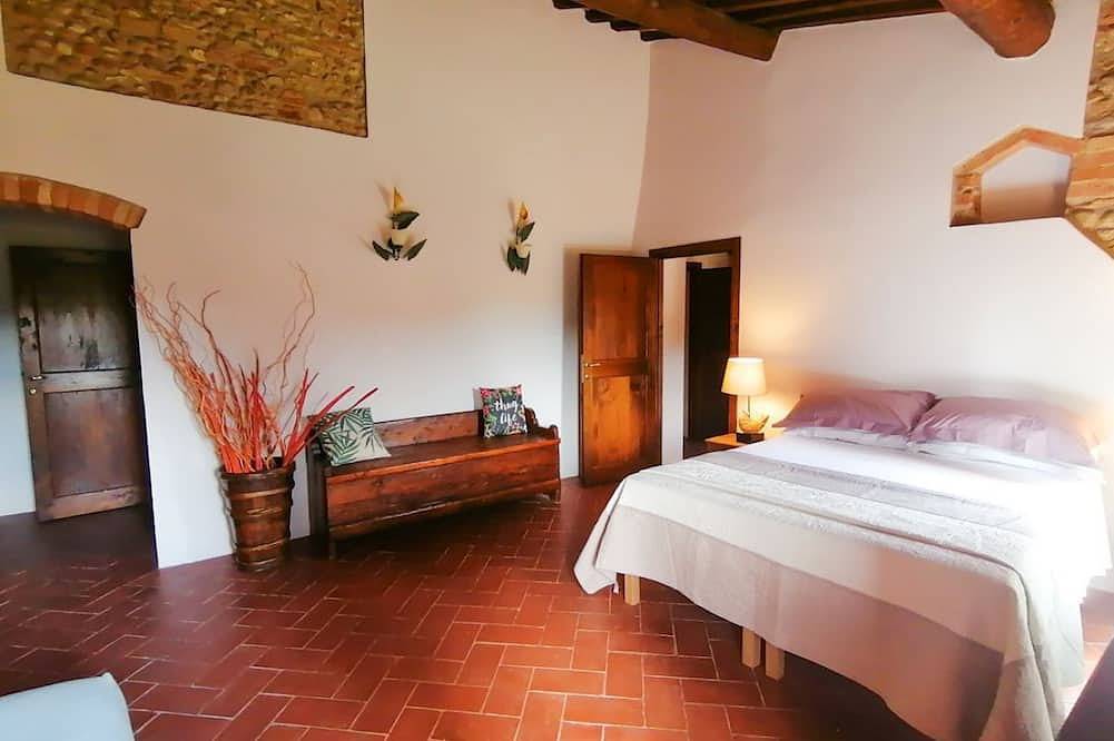 La Quercia, apartment with garden for 6/8 people  in the heart of Chianti in Montespertoli, Chianti