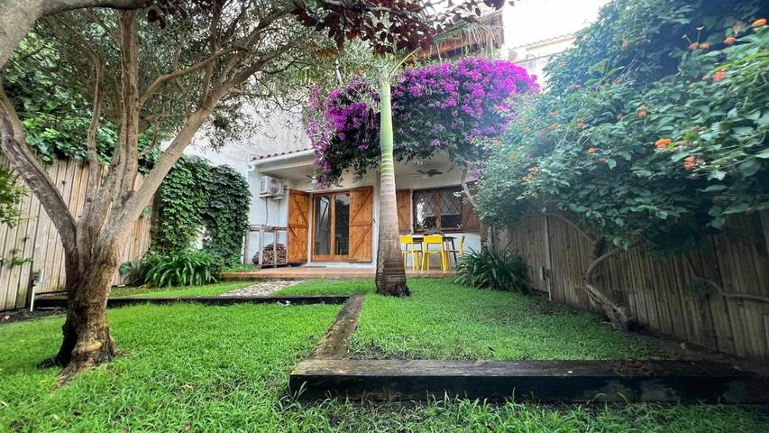Location de vacances pour 6 personnes, avec jardin ainsi que vue et piscine à Arenys de Mar