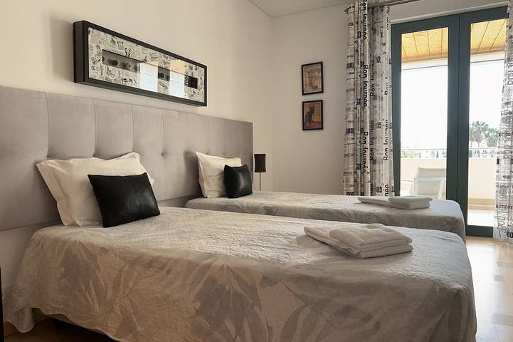 Ganze Wohnung, VilamouraSun Aquamar 209 - Blick auf den Jachthafen, komplexer Pool & amp; Garten, Wifi in Vilamoura, Quarteira