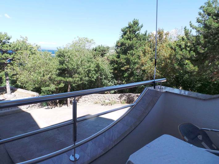Ferienhaus mit Klimaanlage, Balkon und Meerblick 150 m vom Strand in Klenovica, Primorje-Gorski Kotar
