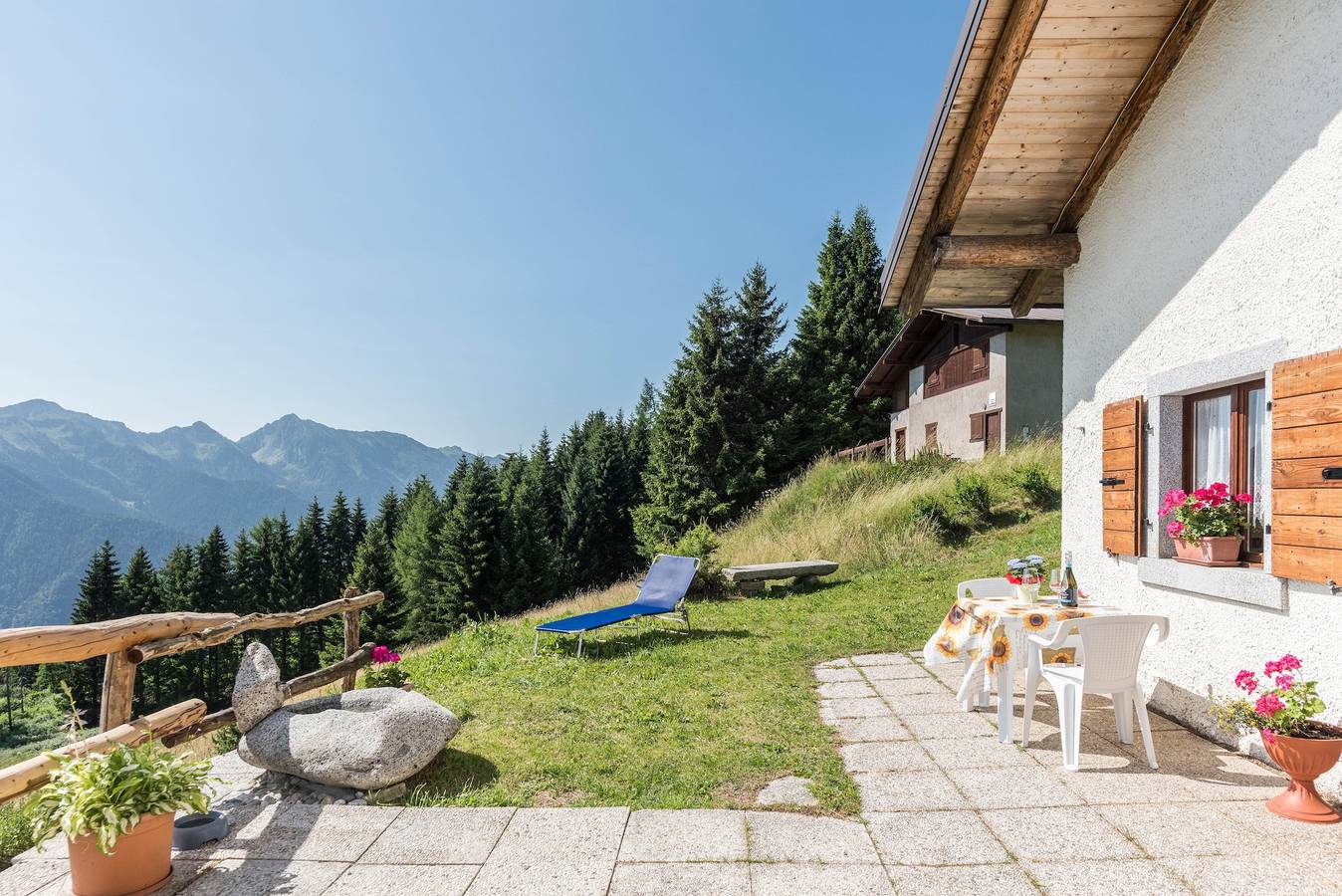 Ganze Wohnung, Ferienwohnung "Baita Località Cap" mit Garten & Bergblick in Roncone, Sella Giudicarie