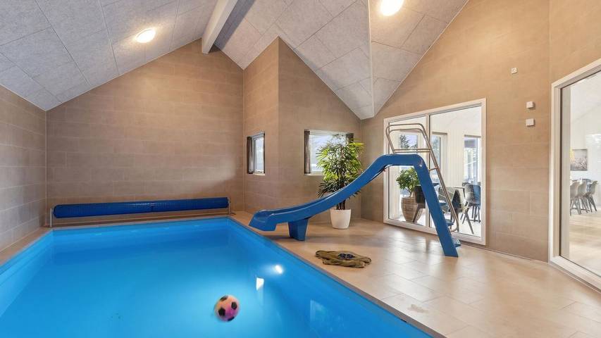 Ferienhaus für 24 Personen, mit Sauna und Pool sowie Garten, mit Haustier