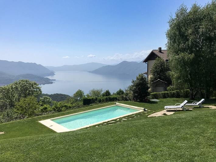 Villa pour 7 personnes, avec jardin et vue sur le lac ainsi que balcon et piscine, animaux acceptés dans Lac Majeur (Italie)