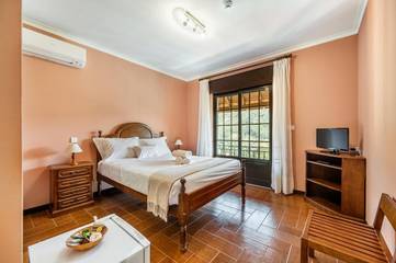 Cottage pour 2 personnes, avec vue et vue sur le lac ainsi que terrasse et jardin dans Rio Caldo