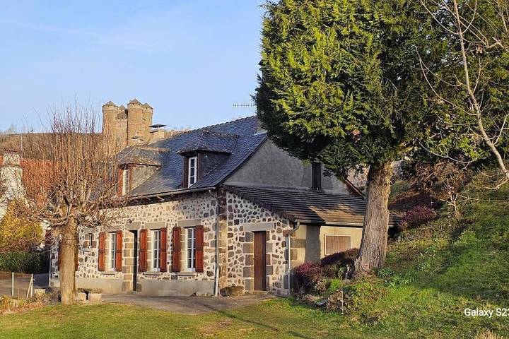 Gîte pour 8 personnes, avec vue et jardin dans Tournemire (Cantal)