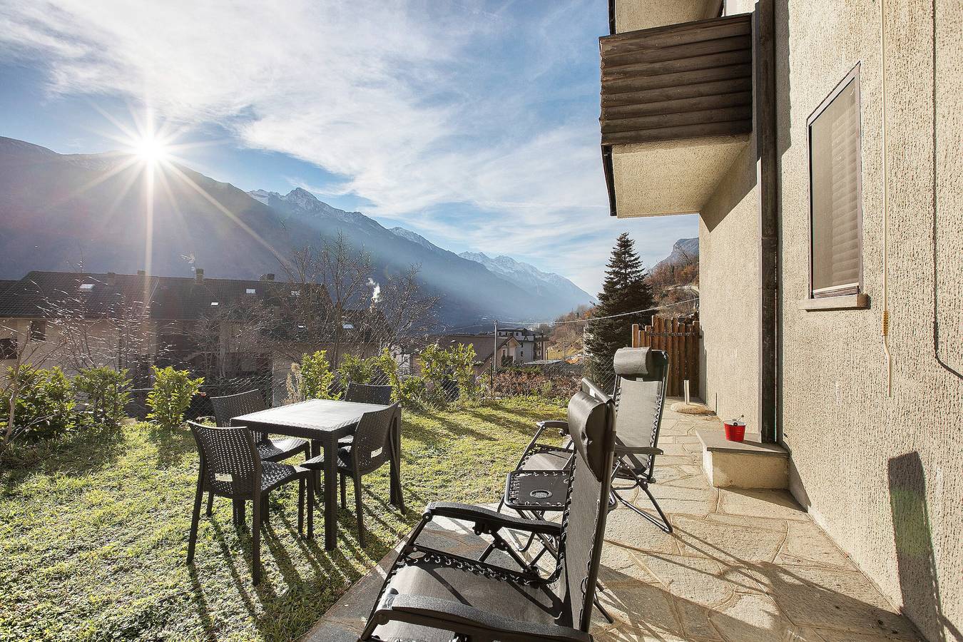 Apartamento entero, Apartamento 'Maison De Doi - Chatillon' con vistas a la montaña, jardín privado y Wi-Fi in Saint-Vincent, Comune di Châtillon