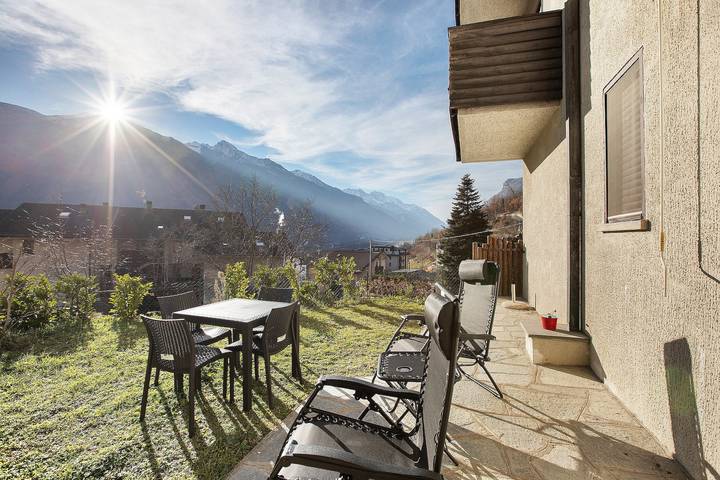 Hel lejlighed, ‘Maison De Doi – Chatillon’ Apartment with Mountain View, Private Garden & Wi-Fi in Saint-Vincent, Comune di Châtillon