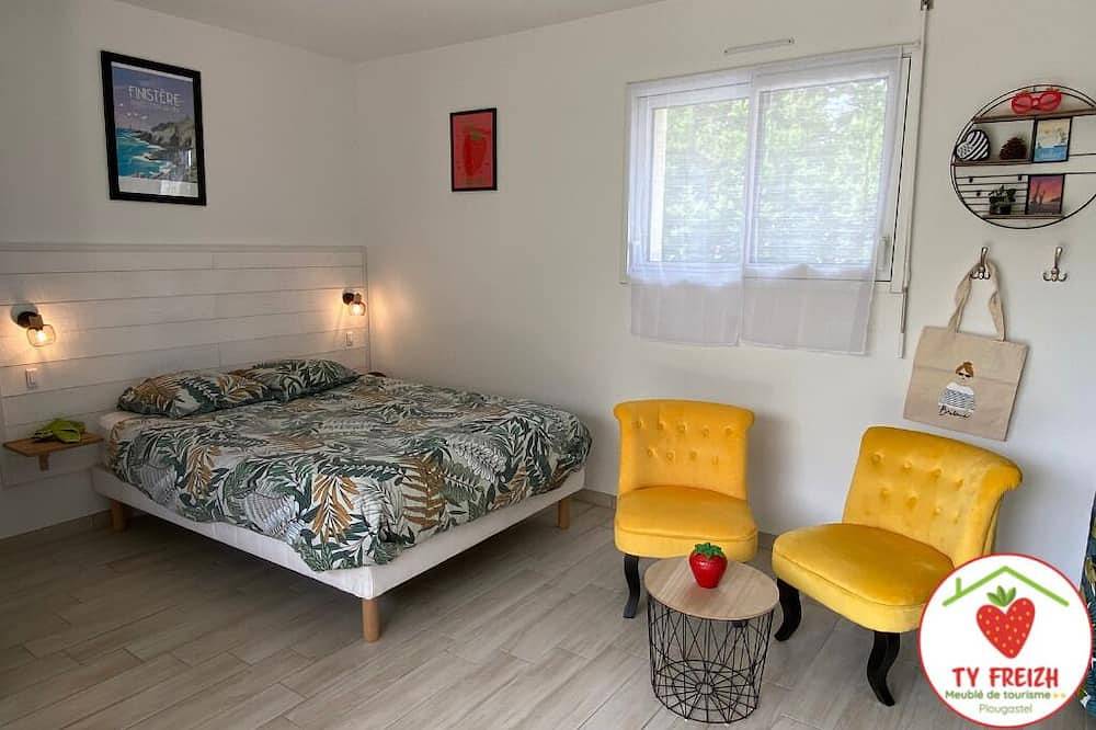 Entire apartment, Charming furnished studio with terrace and south-facing garden for 2p, near town in Plougastel-Daoulas, Brest region