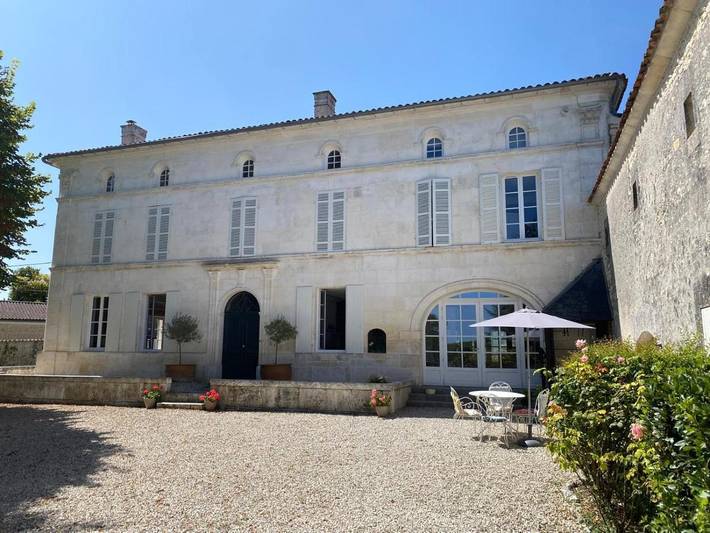 Location de vacances pour 2 personnes, avec Terrasse ainsi que Jardin et Vue à Verrières (Charente)
