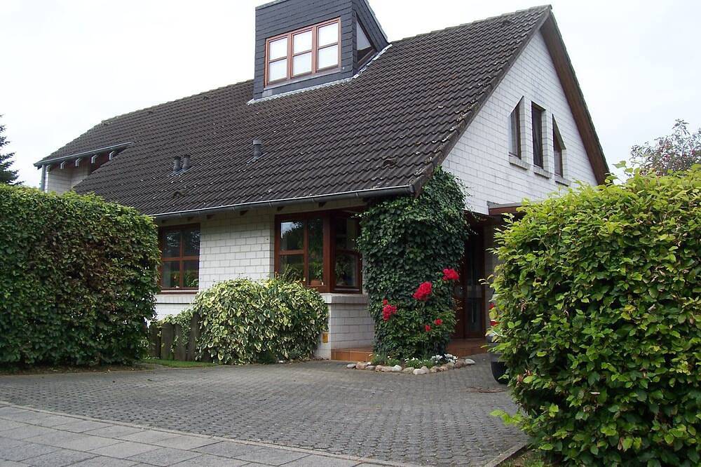 Ganze Wohnung, Maritimes Flair mit Wiesenblick in ruhiger Umgebung in Kieler Förde, Strande