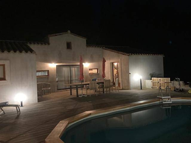 Lodge with private pool surrounded by vineyards in Azille, Région de Carcassonne