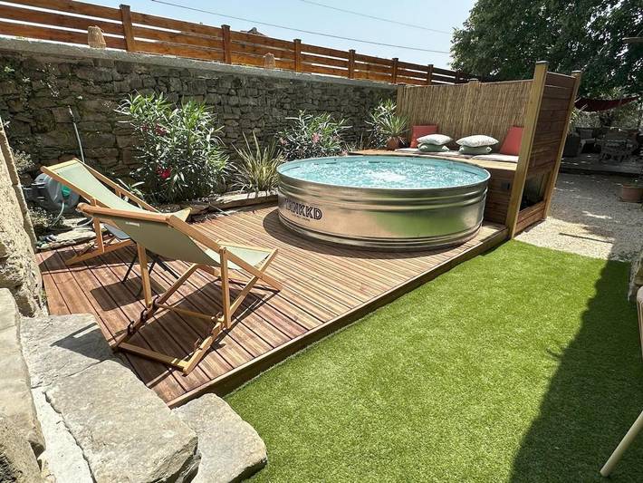 Gîte pour 2 personnes, avec jacuzzi ainsi que jardin et piscine à Saint-Étienne-de-Fontbellon