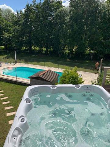 Gîte pour 6 personnes, avec piscine et jardin ainsi que sauna et jacuzzi, adapté aux familles à Chalandray