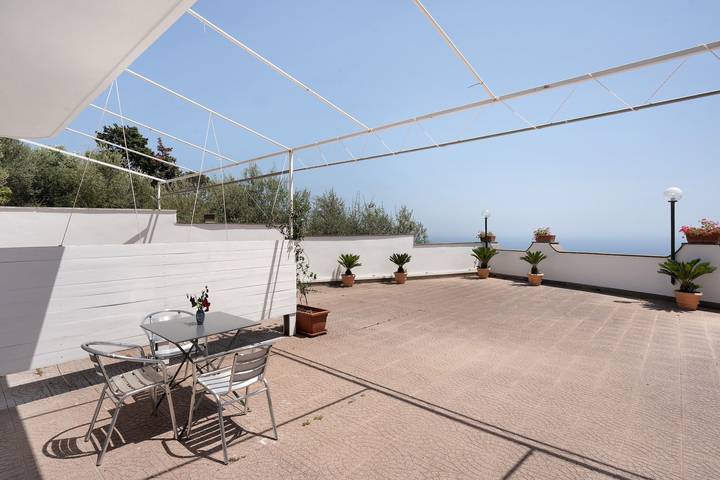Entire apartment, Apartment 'Appartamento Crapolla' with Sea View, Wi-Fi, and Air Conditioning in Massa Lubrense, Naples Province
