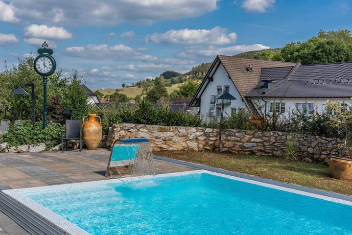 Hotel für 2 Personen, mit Terrasse und Whirlpool sowie Garten und Pool in Attendorn