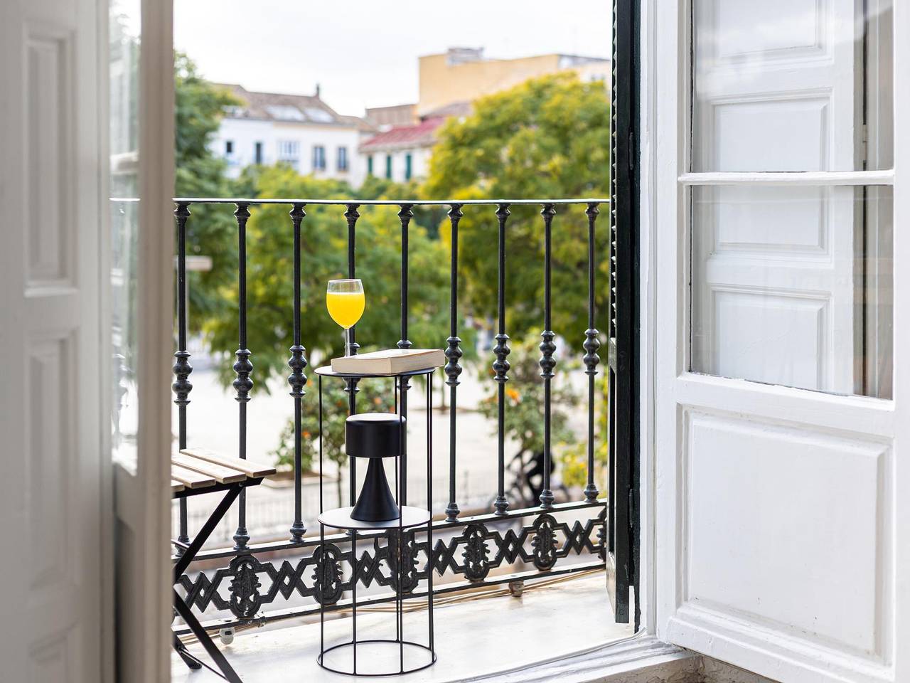 Entire apartment, Spacious renovated apartment, 4 bedrooms, parking, Malaga city center in Málaga Central District, Malaga