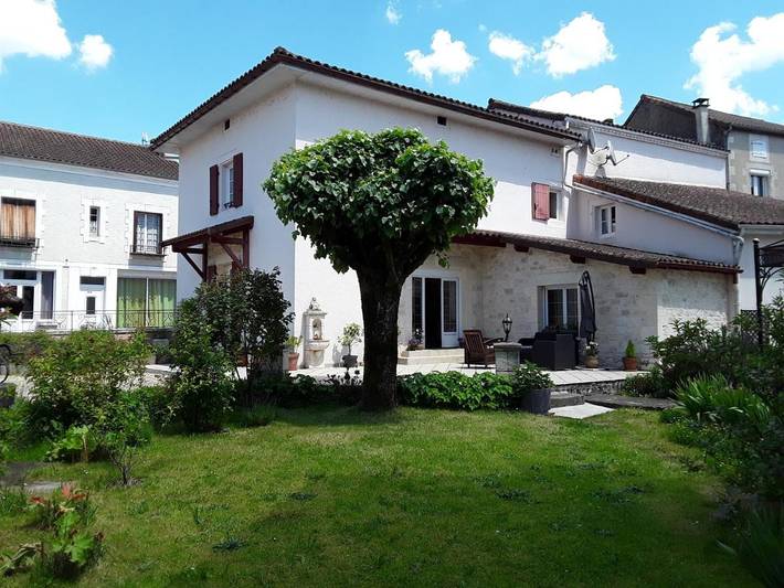 Chambre d’hôte pour 3 personnes, avec vue et jardin à Javerlhac-et-la-Chapelle-Saint-Robert