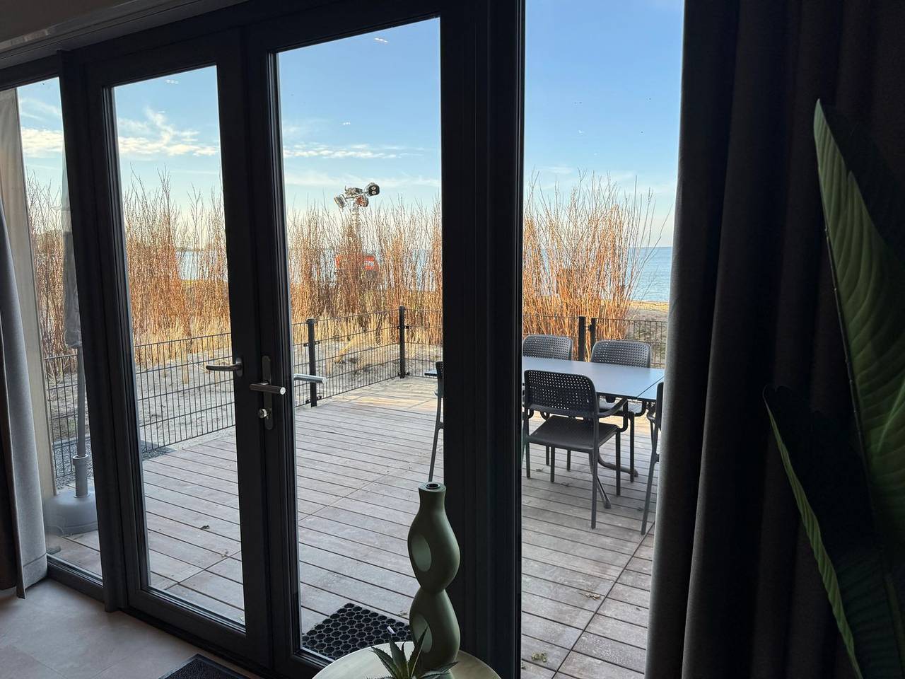 Erste Reihe - mit Zaun - Premium-Beachhouse Panoramadeck in Enkhuizen, Ijsselmeer