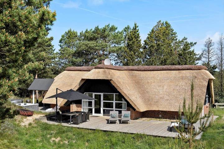 Ferienhaus für 8 Personen, mit Terrasse und Sauna sowie Garten und Whirlpool in Biikebrennen