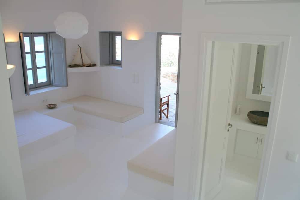 Secluded private villa, seaviews & sunsets, prime location in Koumpara, Ios